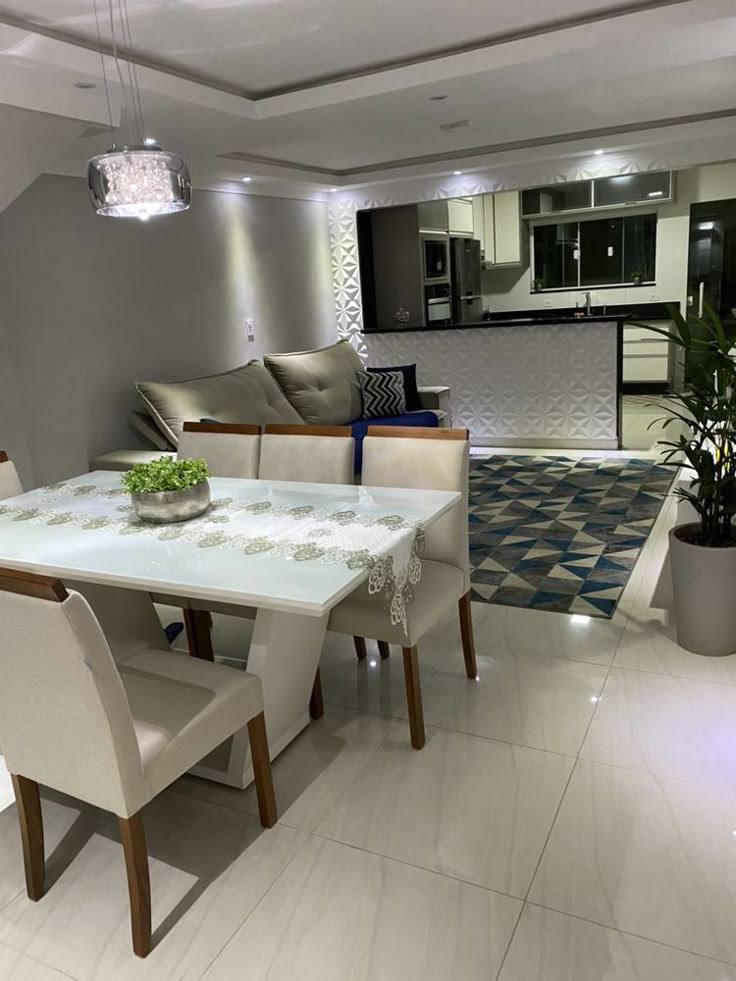 Sala de jantar e estar limpa e arrumada